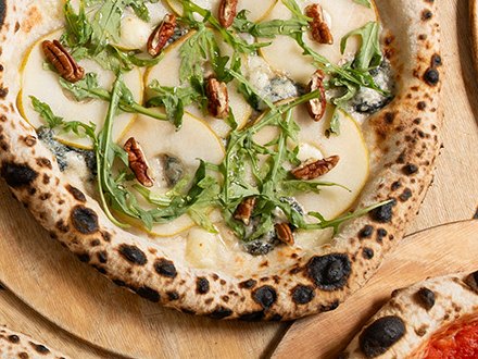 Pizza Pera e Noci z gruszką, gorgonzolą i rukolą