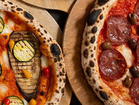 Pizza Napoli z salami i oliwkami